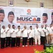 Para pengurus DPC PKS se-Kota Bekasi berfoto bersama Ketua DPD PKS Kota Bekasi, Heri Koswara, Minggu (8/6/2025).