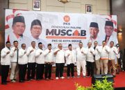 Para pengurus DPC PKS se-Kota Bekasi berfoto bersama Ketua DPD PKS Kota Bekasi, Heri Koswara, Minggu (8/6/2025).