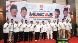 Para pengurus DPC PKS se-Kota Bekasi berfoto bersama Ketua DPD PKS Kota Bekasi, Heri Koswara, Minggu (8/6/2025).