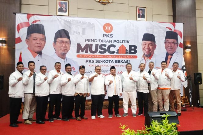 
					Para pengurus DPC PKS se-Kota Bekasi berfoto bersama Ketua DPD PKS Kota Bekasi, Heri Koswara, Minggu (8/6/2025).