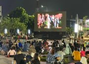 Suasana nonton bareng film pahlawan di Plaza Patriot Chandrabaga, Minggu (8/6/2025) malam.