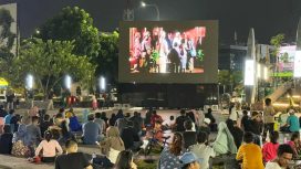 Suasana nonton bareng film pahlawan di Plaza Patriot Chandrabaga, Minggu (8/6/2025) malam.