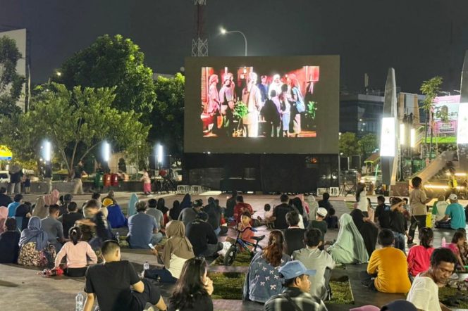 
					Suasana nonton bareng film pahlawan di Plaza Patriot Chandrabaga, Minggu (8/6/2025) malam.