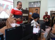 Wali Kota Bekasi Tri Adhianto meninjau pelaksanaan SPMB 2025 langsung ke sekolah.