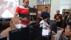Wali Kota Bekasi Tri Adhianto meninjau pelaksanaan SPMB 2025 langsung ke sekolah.