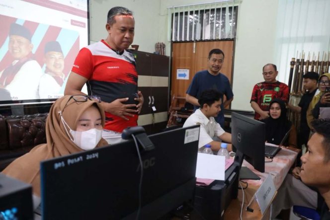 
					Wali Kota Bekasi Tri Adhianto meninjau pelaksanaan SPMB 2025 langsung ke sekolah.