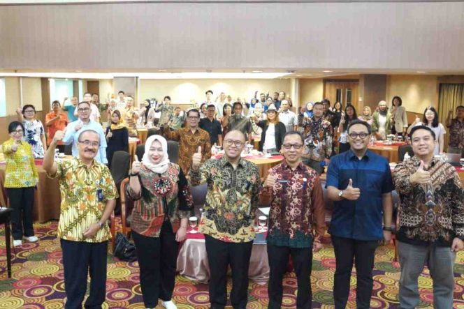 
					Foto bersama usai acara Bersama Ekspor (Berdialog Seputar Pembiayaan Ekspor) yang digelar Kamis (31/07/2025) di Hotel Horison Ultima Bekasi. 