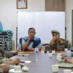 Wali Kota Bekasi Tri Adhianto (kiri) didampingi Kasatpol PP Kota Bekasi, Karto.