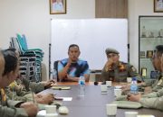 Wali Kota Bekasi Tri Adhianto (kiri) didampingi Kasatpol PP Kota Bekasi, Karto.
