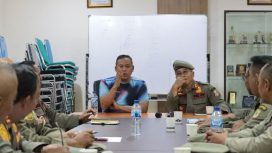 Wali Kota Bekasi Tri Adhianto (kiri) didampingi Kasatpol PP Kota Bekasi, Karto.