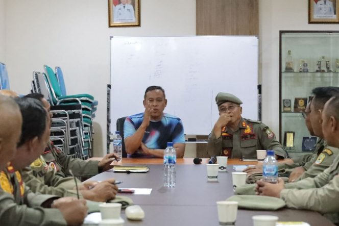 
					Wali Kota Bekasi Tri Adhianto (kiri) didampingi Kasatpol PP Kota Bekasi, Karto.