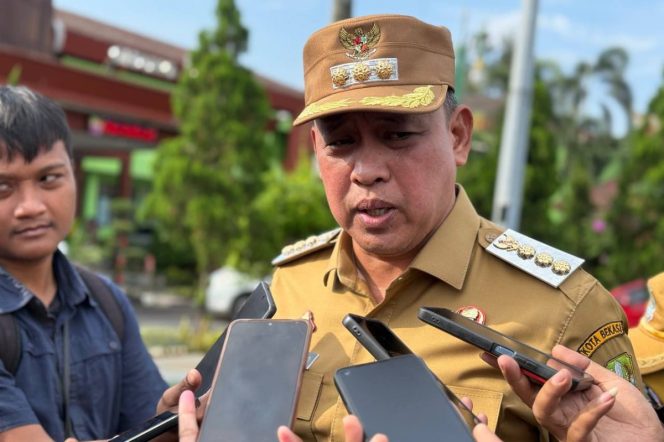 
					Wali Kota Bekasi Tri Adhianto saat memberikan keterangan kepada awak media.