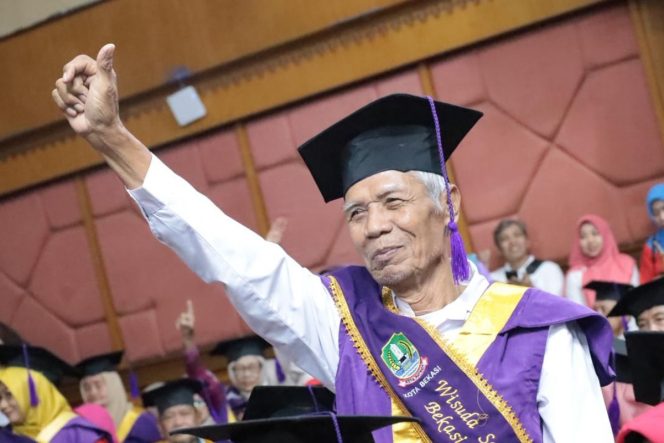 
					Seorang pria lansia tampak bersemangat mengikuti acara wisuda.