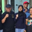 Sekretaris Dinas Pendidikan Kota Bekasi, Warsim Suryana diapit dua anak kembar Laela dan Laeli beserta ibunya.