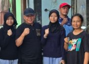 Sekretaris Dinas Pendidikan Kota Bekasi, Warsim Suryana diapit dua anak kembar Laela dan Laeli beserta ibunya.
