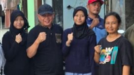 Sekretaris Dinas Pendidikan Kota Bekasi, Warsim Suryana diapit dua anak kembar Laela dan Laeli beserta ibunya.