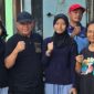 Sekretaris Dinas Pendidikan Kota Bekasi, Warsim Suryana diapit dua anak kembar Laela dan Laeli beserta ibunya.
