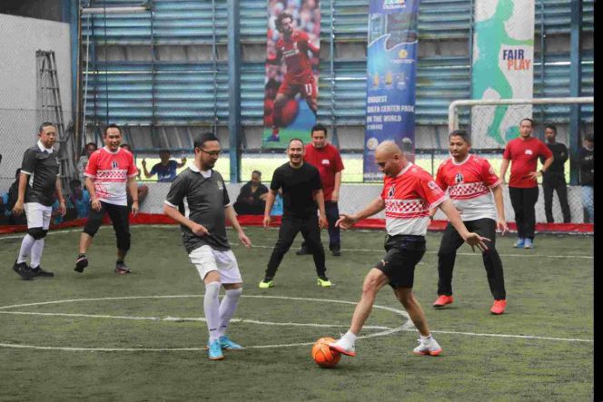 
					Laga pembukaan olahraga Turnamen Piala Bupati Bekasi, Tim Forkopimda berkesempatan tanding melawan Tim Futsal DPRD Kabupaten Bekasi, pada Turnamen Futsal Piala Bupati Bekasi 2025, di Deltamas Sport Center, Cikarang Pusat, Jumat (08/08/2025).