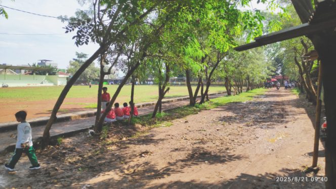 
					Jalan Becek Stadion Mini Jatisampurna Terlihat Kumuh