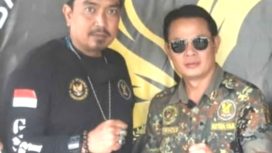 Kiri: Ketua LSM GNRI DPD Kota Bekasi, Hendricko Sihombing