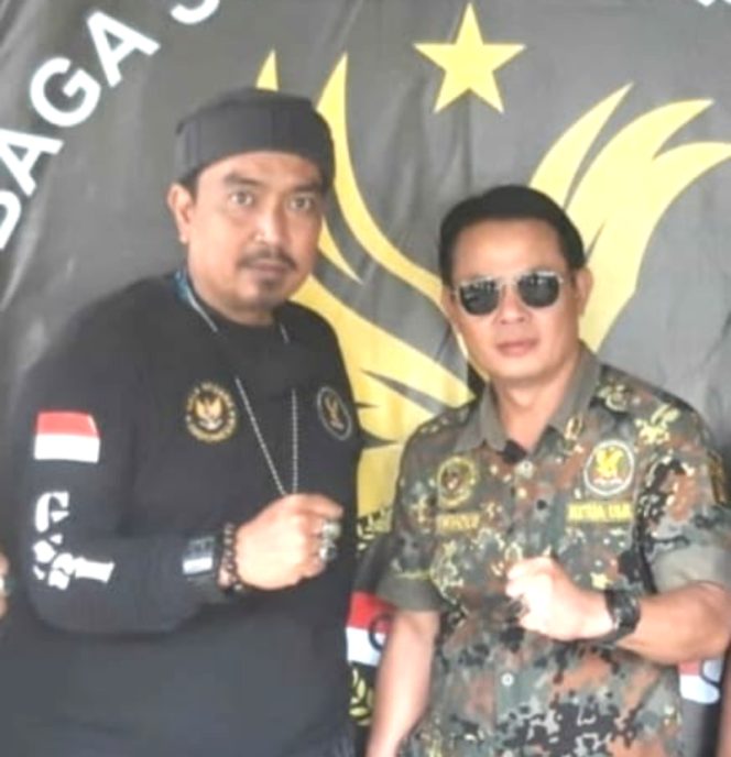 
					Kiri: Ketua LSM GNRI DPD Kota Bekasi, Hendricko Sihombing