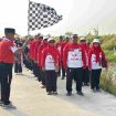 Camat Cikarang Utara Enop Can membuka acara jalan santai menyambut HUT RI ke-80.