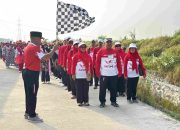 Camat Cikarang Utara Enop Can membuka acara jalan santai menyambut HUT RI ke-80.