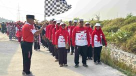 Camat Cikarang Utara Enop Can membuka acara jalan santai menyambut HUT RI ke-80.