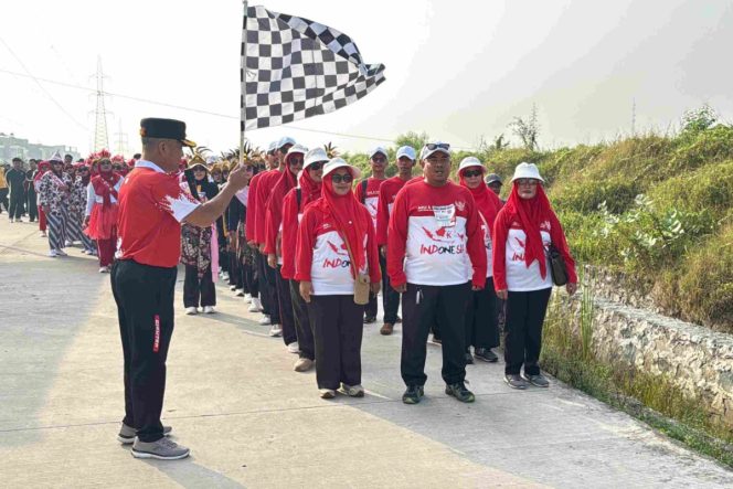 
					Camat Cikarang Utara Enop Can membuka acara jalan santai menyambut HUT RI ke-80.
