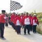 Camat Cikarang Utara Enop Can membuka acara jalan santai menyambut HUT RI ke-80.