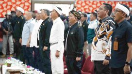 Wakil Bupati Bekasi, Asep Surya Atmaja (dua dari kanan) turut hadiri Penyambutan dan Syukuran Kontingen Jawa Barat yang berhasil mempertahankan gelar Juara Umum pada Festival Olahraga Rekreasi Masyarakat Nasional (FORNAS) VIII Tahun 2025 di Pusdai Kota Bandung, Kamis (7/8/2025). 