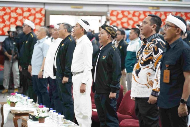 
					Wakil Bupati Bekasi, Asep Surya Atmaja (dua dari kanan) turut hadiri Penyambutan dan Syukuran Kontingen Jawa Barat yang berhasil mempertahankan gelar Juara Umum pada Festival Olahraga Rekreasi Masyarakat Nasional (FORNAS) VIII Tahun 2025 di Pusdai Kota Bandung, Kamis (7/8/2025). 