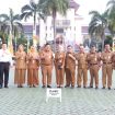 Sekda Kabupaten Bekasi Dedy Supriyadi berfoto bersama sejumlah kepala perangkat daerah usai apel pagi.