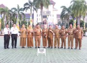 Sekda Kabupaten Bekasi Dedy Supriyadi berfoto bersama sejumlah kepala perangkat daerah usai apel pagi.