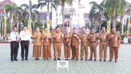 Sekda Kabupaten Bekasi Dedy Supriyadi berfoto bersama sejumlah kepala perangkat daerah usai apel pagi.