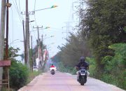 Pengendara sepeda motor melintasi Jalan Raya Cikarang Bekasi Laut (CBL).
