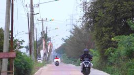 Pengendara sepeda motor melintasi Jalan Raya Cikarang Bekasi Laut (CBL).