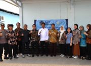 Foto bersama Wakil Wali Kota Bekasi Abdul Harris Bobihoe para anggota dewan dan unsur Muspika usai peresmian SPPG Bojongmenteng, Rawalumbu, Kamis (14/8/2025).