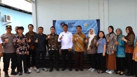 Foto bersama Wakil Wali Kota Bekasi Abdul Harris Bobihoe para anggota dewan dan unsur Muspika usai peresmian SPPG Bojongmenteng, Rawalumbu, Kamis (14/8/2025).