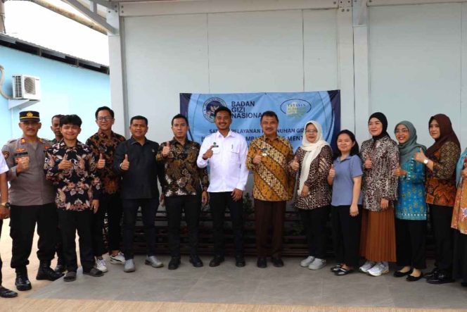 
					Foto bersama Wakil Wali Kota Bekasi Abdul Harris Bobihoe para anggota dewan dan unsur Muspika usai peresmian SPPG Bojongmenteng, Rawalumbu, Kamis (14/8/2025).