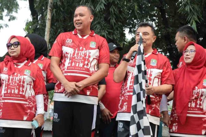 
					Wali Kota Bekasi dan Wakil Wali Kota Bekasi beserta istri saat membuka Napak Tilas Bekasi Vol. 6.