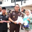 Bupati Bekasi Ade Kuswara Kunang bersama Forkopimda menghadiri kegiatan Pasar Murah dan Bazar UMKM. Bertempat di halaman Kantor Kejaksaan Negeri Kabupaten Bekasi, Cikarang Pusat, Selasa (12/08/2025). 