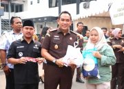 Bupati Bekasi Ade Kuswara Kunang bersama Forkopimda menghadiri kegiatan Pasar Murah dan Bazar UMKM. Bertempat di halaman Kantor Kejaksaan Negeri Kabupaten Bekasi, Cikarang Pusat, Selasa (12/08/2025). 