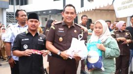 Bupati Bekasi Ade Kuswara Kunang bersama Forkopimda menghadiri kegiatan Pasar Murah dan Bazar UMKM. Bertempat di halaman Kantor Kejaksaan Negeri Kabupaten Bekasi, Cikarang Pusat, Selasa (12/08/2025). 