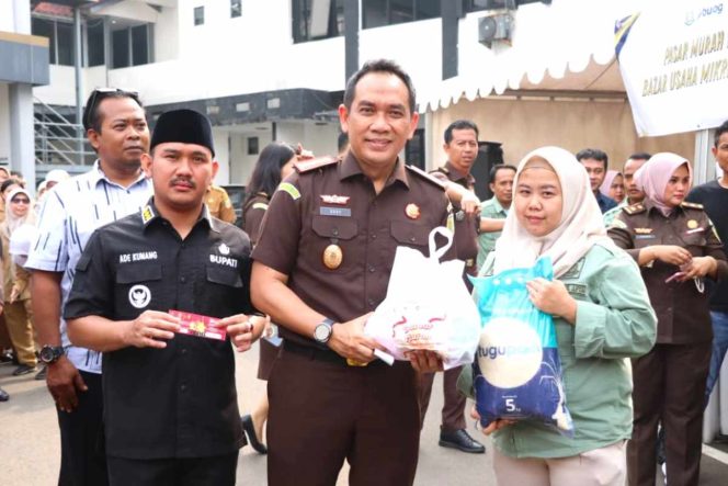 
					Bupati Bekasi Ade Kuswara Kunang bersama Forkopimda menghadiri kegiatan Pasar Murah dan Bazar UMKM. Bertempat di halaman Kantor Kejaksaan Negeri Kabupaten Bekasi, Cikarang Pusat, Selasa (12/08/2025). 