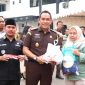 Bupati Bekasi Ade Kuswara Kunang bersama Forkopimda menghadiri kegiatan Pasar Murah dan Bazar UMKM. Bertempat di halaman Kantor Kejaksaan Negeri Kabupaten Bekasi, Cikarang Pusat, Selasa (12/08/2025).