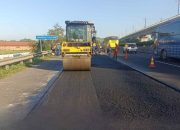 Pemeliharaan ruas jalan tol oleh PT JMTR.