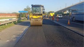 Pemeliharaan ruas jalan tol oleh PT JMTR.