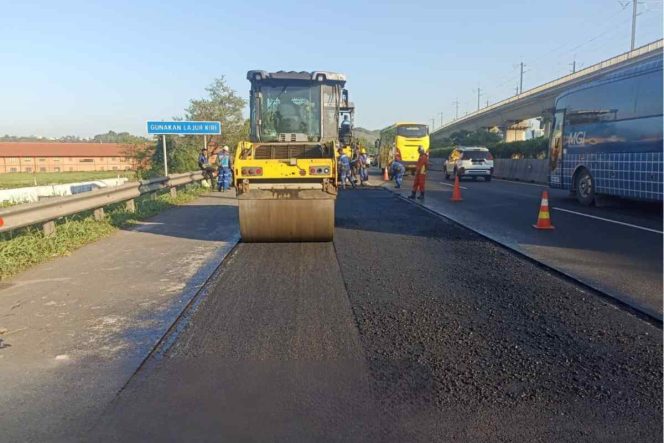 
					Pemeliharaan ruas jalan tol oleh PT JMTR.