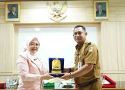 Wakil Bupati Bekasi, Asep Surya Atmaja menerima kunjungan kerja (reses) Anggota Dewan Perwakilan Daerah (DPD) RI dari Provinsi Jawa Barat, Aanya Rina Casmayanti, beserta jajaran Komite I DPD RI, di Ruang Rapat KH Makmun Nawawi, Komplek Pemkab Bekasi, Kecamatan Cikarang Pusat, pada Senin (11/08/2025).